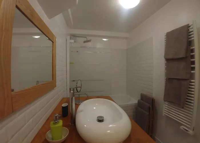& ! 3 Bedrooms, 2 Bathrooms 公寓