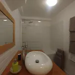 & ! 3 Bedrooms, 2 Bathrooms Apartment