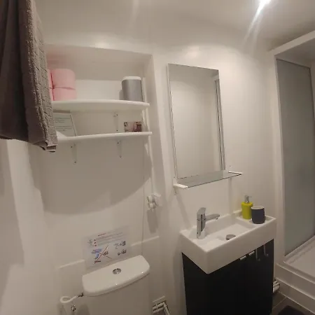 & ! 3 Bedrooms, 2 Bathrooms アパート パリ