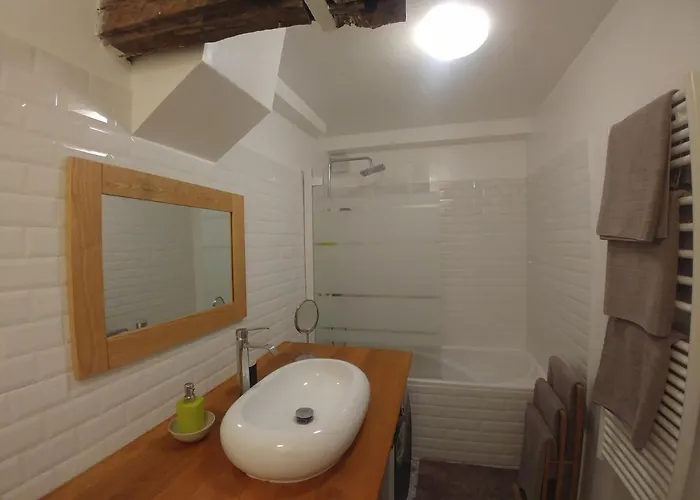 Apartment & ! 3 Bedrooms, 2 Bathrooms