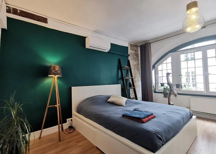 & ! 3 Bedrooms, 2 Bathrooms Apartment Paris