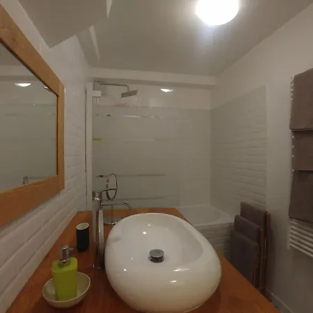 & ! 3 Bedrooms, 2 Bathrooms Lejlighed